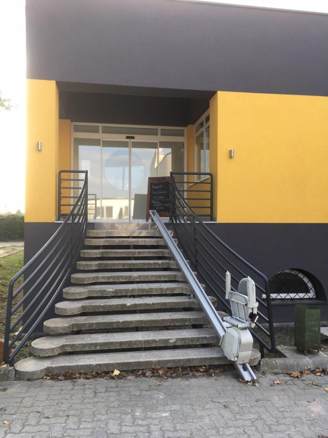 Nautilus Étterem és Panzió Dabas Exterior foto