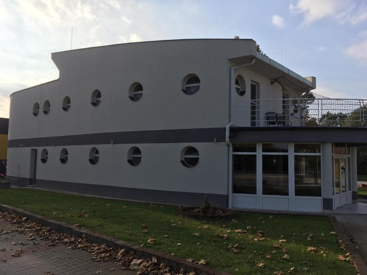 Nautilus Étterem és Panzió Dabas Exterior foto