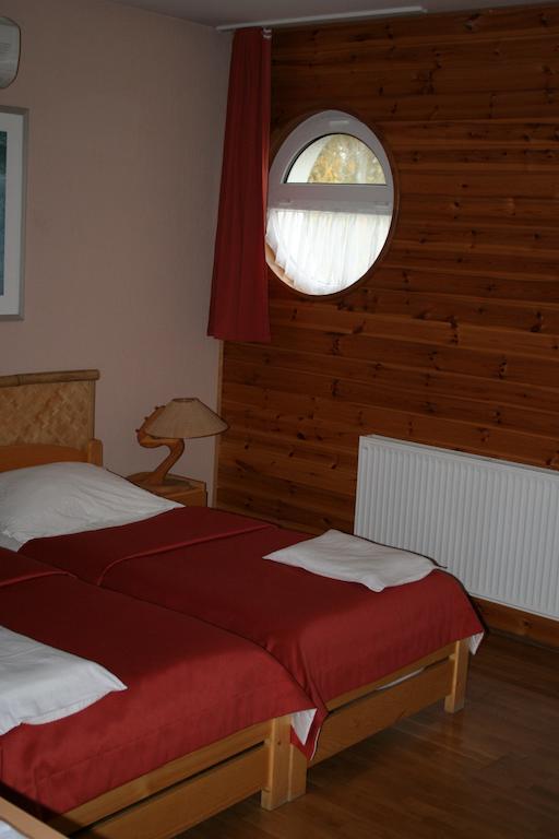 Nautilus Étterem és Panzió Dabas Quarto foto